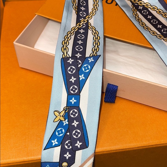 Louis Vuitton Blue and Navy Scarf - Picture 5 of 10